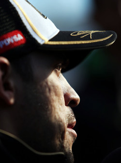 Pastor Maldonado, de Lotus F1, con los periodistas