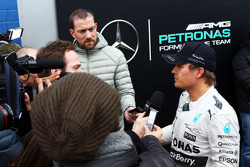 Nico Rosberg, de Mercedes AMG F1, con los periodistas