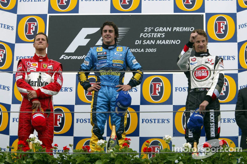 Podio: el ganador del GP de San Marino 2005, Fernando Alonso, con Michael Schumacher y Jenson Button