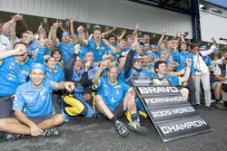 2005 World Champion Fernando Alonso celebrates with Renault F1 team members