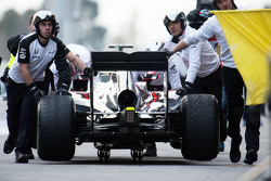 Jenson Button, McLaren MP4-30, wird von den Mechanikern durch die Boxengasse geschoben
