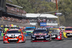 El inicio: James Courtney, Holden Racing Team leads