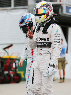 El ganador de la pole Lewis Hamilton, Mercedes AMG F1