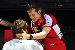 (De izquierda a derecha): Fernando Alonso, McLaren con Massimo Rivola, director deportivo de Ferrari