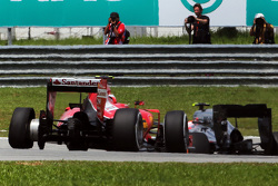 Kimi Räikkönen, Ferrari SF15-T, mit einem Reifenschaden