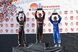Podio: Segundo lugar Will Power, del equipo Penske Chevrolet, ganador de la carrera de Juan Pablo Montoya, del equipo Penske Chevrolet y tercer lugar, Tony Kanaan, Chip Ganassi Racing Chevrolet