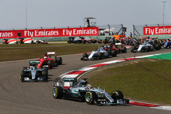 Lewis Hamilton, Mercedes AMG F1 W06, beim Start