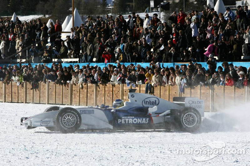 Нік Хайдфельд за кермом боліда BMW Sauber F1 зі спеціальними шинами Bridgestone у Сент-Морітці