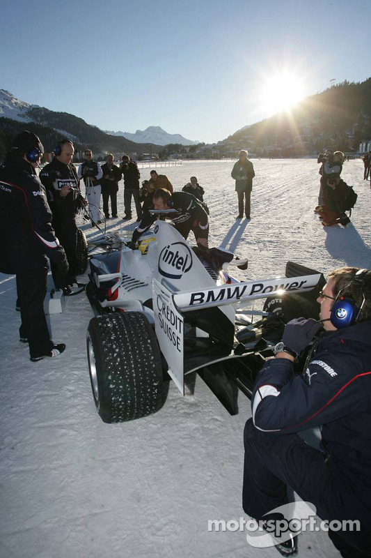 Нік Хайдфельд за кермом боліда BMW Sauber F1 зі спеціальними шинами Bridgestone у Сент-Морітці