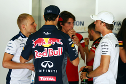 Valtteri Bottas, Williams; Daniel Ricciardo, Red Bull Racing; Roberto Merhi, Manor F1 Team, und Nico