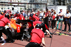 Manor F1 Team oefent een pitstop, gadegeslagen door Chris Evans, presentator