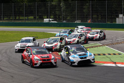 Pepe Oriola, SEAT Leon, Craft Bamboo Racing LUKOIL e Andrea Belicchi, SEAT Leon, Target Competition