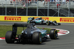Lewis Hamilton, de Mercedes AMG F1 W06 hace girar en la primera sesión de entrenamientos y es rebasa