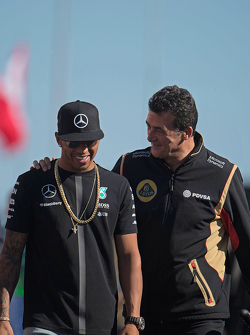 Lewis Hamilton, de Mercedes AMG F1 con Federico Gastaldi, Lotus F1 Team director del equipo adjunto