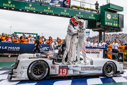 Kapalı park: Yarış kazananı #19 Porsche Takımı - Porsche 919 Hibrit: Nico Hulkenberg, Nick Tandy, Ea