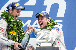 LMP1 podium: champagne voor Nick Tandy en Earl Bamber