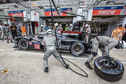 Піт-стоп для #18 Porsche Team Porsche 919 Hybrid: Ромен Думас, Ніл Яні, Марк Ліб