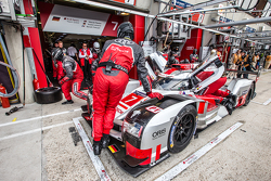 Піт-стоп для #7 Audi Sport Team Joest Audi R18 e-tron quattro: Марсель Фаслер, Андре Лоттерер, Бенуа