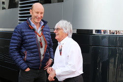 Donald Mackenzie, CVC Capital Partners, mit Bernie Ecclestone