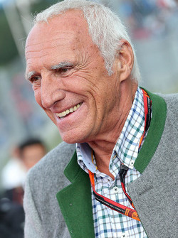 Dietrich Mateschitz, Geschäftsführer und Gründer von Red Bull, bei der Legenden-Parade