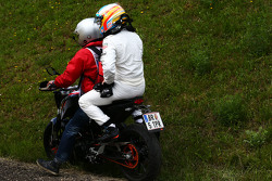 Se Retira Fernando Alonso, McLaren vuelve a boxes en una moto