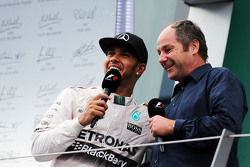 Il secondo classificato Lewis Hamilton, Mercedes AMG F1, sul podio con Gerhard Berger