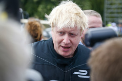 Prefeito de Londres, Boris Johnson anda num carro da Formula E no circuito do Battersea Park