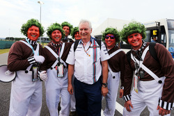 Pat Symonds, Director Técnico de Williams con los fans Oompa Loompa