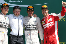 Podio: il secondo posto Nico Rosberg, il vincitore Lewis Hamilton, Mercedes AMG F1 Team e il terzo p