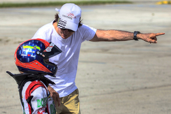 ���� � ���