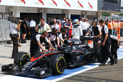 La McLaren MP4-30 di Fernando Alonso, McLaren viene spinta ai box durante le qualifiche