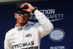 Lewis Hamilton, de Mercedes AMG F1 celebra su pole position en parc ferme