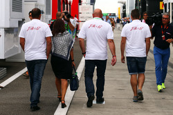 Familie van Jules Bianchi in de paddock,: Tom, Philippe en Christine Bianchi - broer, vader en moede