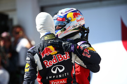 Secondo posto Daniil Kvyat e terzo posto Daniel Ricciardo, Red Bull Racing