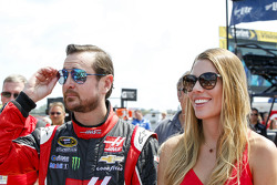 Kurt Busch, Stewart-Haas Racing Chevrolet con su novia Ashley Van Metre