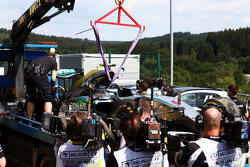 La Mercedes AMG F1 W06 di Nico Rosberg, Mercedes AMG F1 viene riportata ai box su un carroattrezzi d