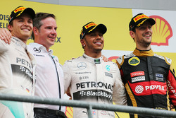 Podio,: Nico Rosberg, Mercedes AMG F1, secondo; Lewis Hamilton, Mercedes AMG F1, vincitore; Romain G