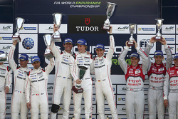 Podio: ganadores Timo Bernhard, Mark Webber, Brendon Hartley, Porsche del equipo, el segundo lugar R