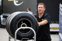 Meccanico della Lotus F1 Team con i pneumatici Pirelli