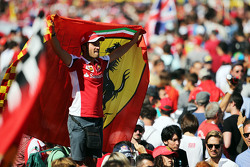 Fans en el podio