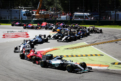 Partenzat: Lewis Hamilton, Mercedes AMG F1 in testa al gruppo