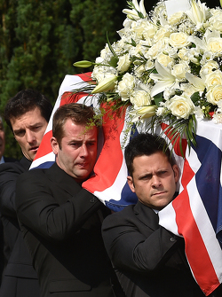 Mark Webber ayuda a transportar el ataúd de Justin Wilson durante el funeral