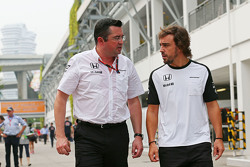 Eric Boullier, McLaren Racing Director con Fernando Alonso, McLaren