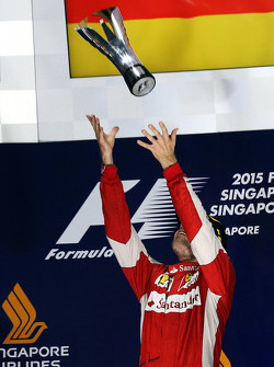 1. Sebastian Vettel, Ferrari, feiert auf dem Podium