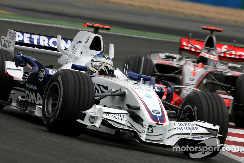 Фернандо Алонсо, на McLaren преследует, BMW Sauber F1 Ника Хайдфельда на Гран При Франции 2007 года