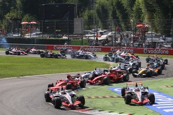 Start, Fernando Alonso, McLaren Mercedes, MP4-22 leads Lewis Hamilton, McLaren Mercedes, MP4-22, Felipe Massa, Scuderia Ferrari, F2007 and Kimi Raikkonen, Scuderia Ferrari, F2007