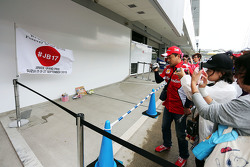 Hommage an Jules Bianchi in der Boxengasse