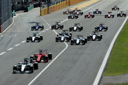 Start: Lewis Hamilton, Mercedes AMG F1 W06, in Führung