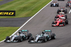 Lewis Hamilton, Mercedes AMG F1 W06 al comando alla partenza della gara