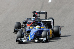Marcus Ericsson, Sauber C34 y Fernando Alonso, McLaren MP4-30